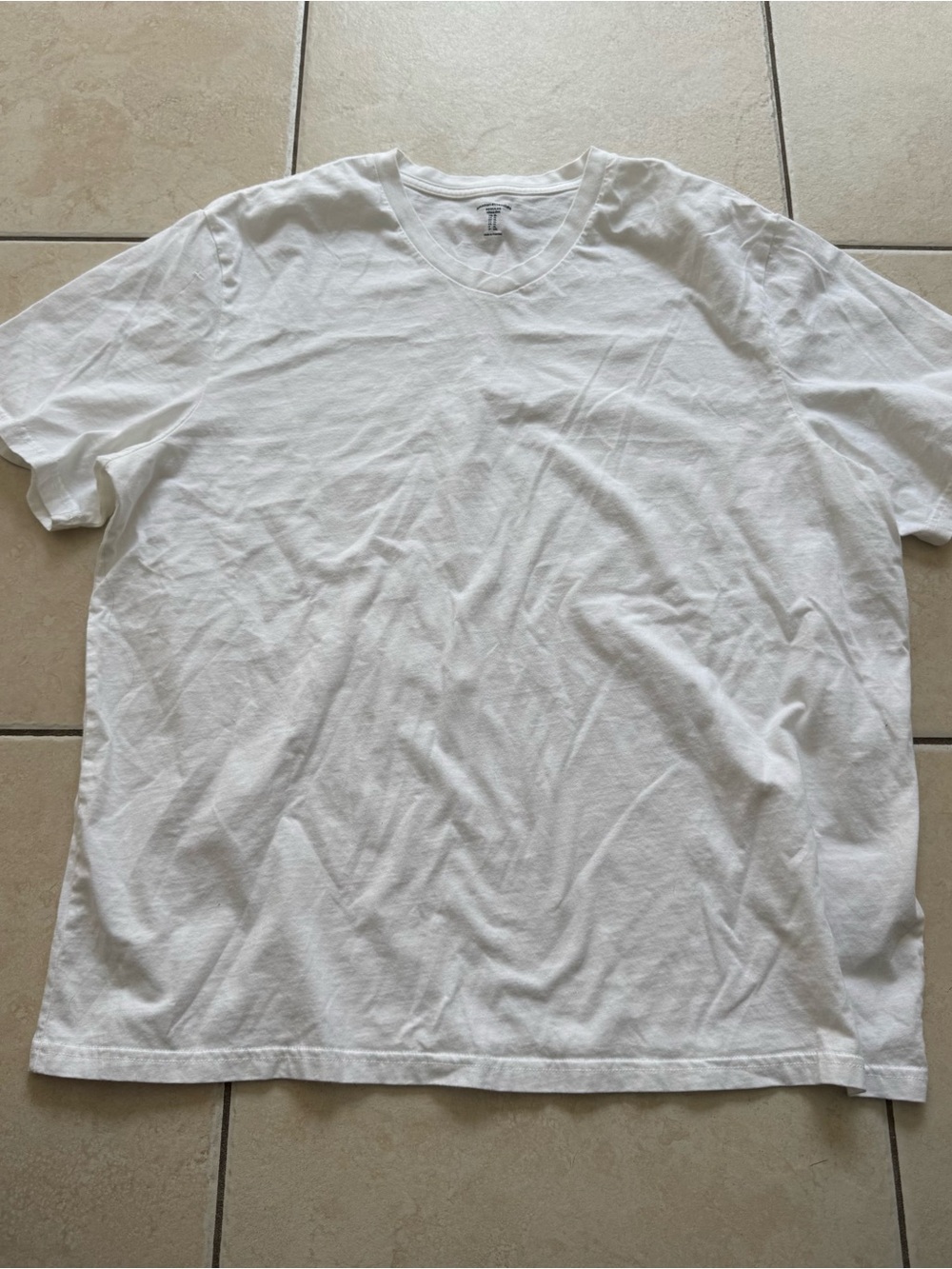 Amazon Essentials Men's White V-Neck Short Sleeve Tee